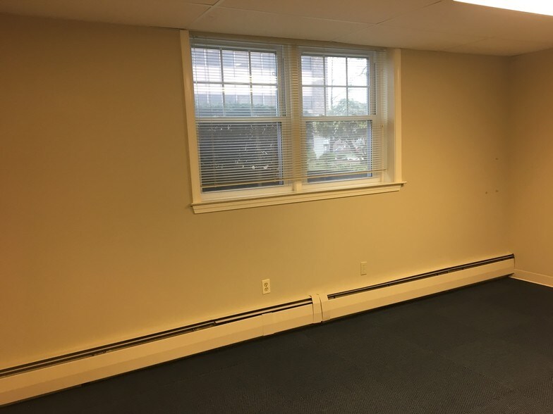 More Photos Of 433 Silas Deane Hwy, Wethersfield Office For Lease