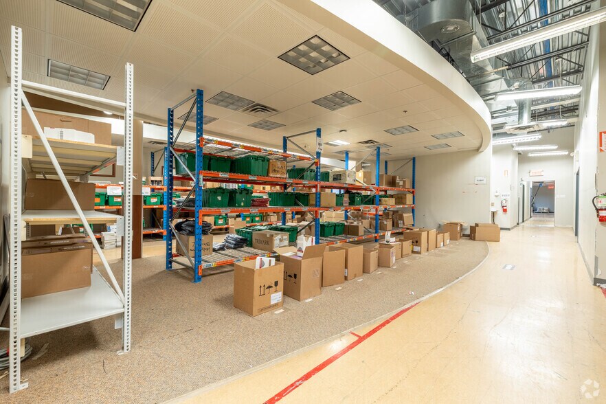 More Photos Of 10400 Renaude-Lapointe, Montréal Distribution For Sale