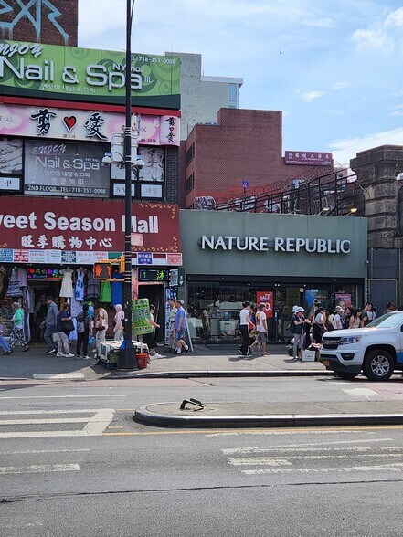 Primary Photo Of 4025 Main St, Flushing Storefront For Lease