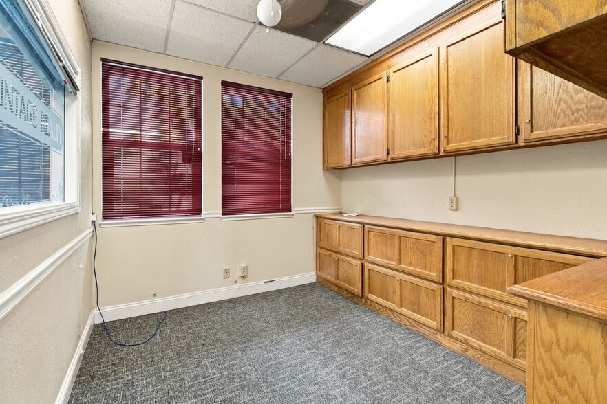 More Photos Of 403 W 11th St, Tracy Office For Sale