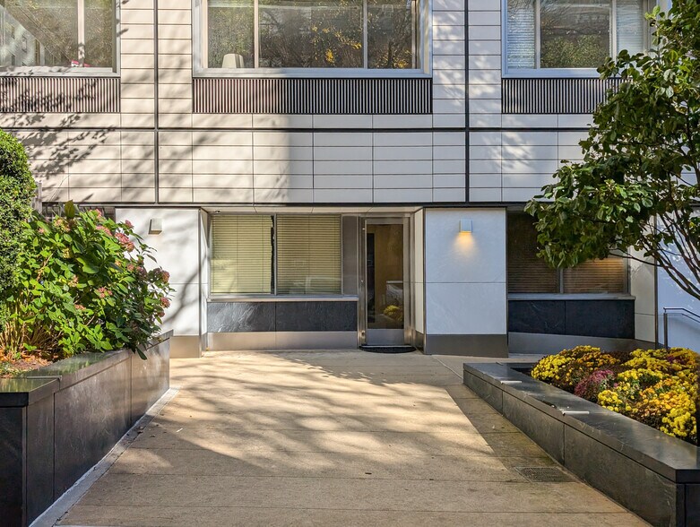 More Photos Of 211 E 70th St, New York Apartments For Lease