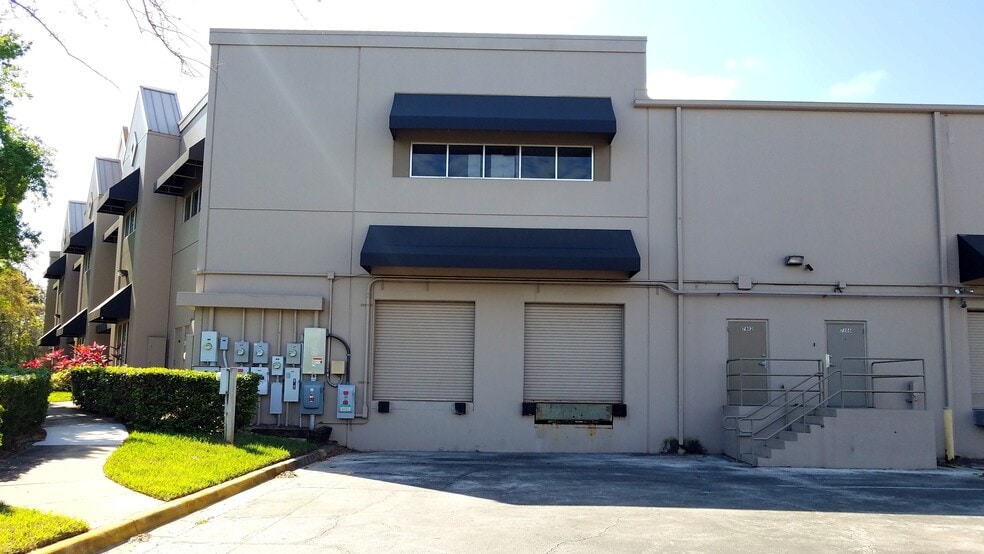 More Photos Of 7802 Kingspointe Pky, Orlando Office For Lease