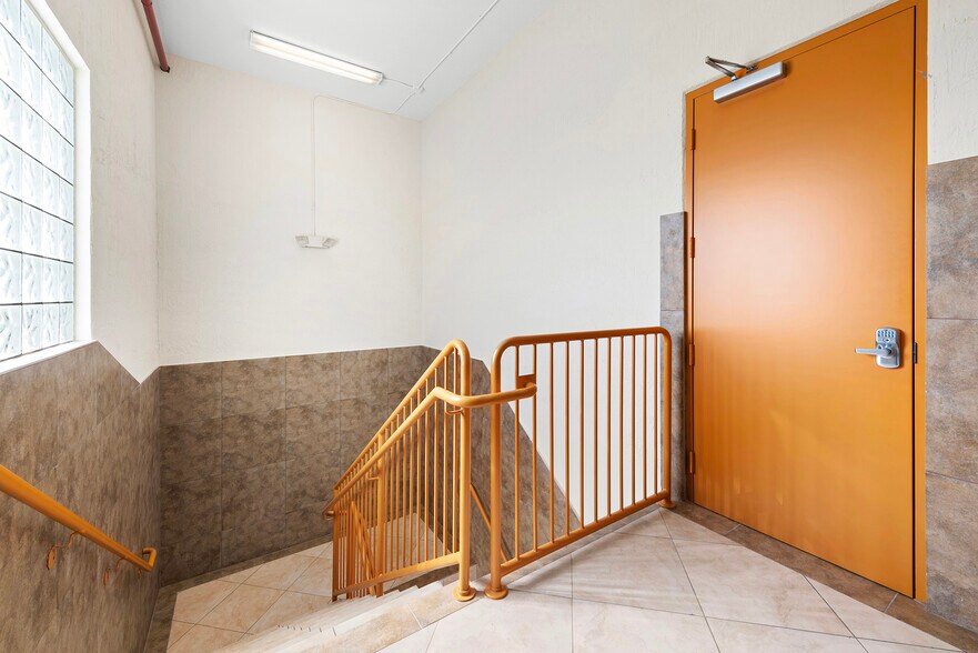 More Photos Of 2227 N Federal Hwy, Hollywood Office For Lease