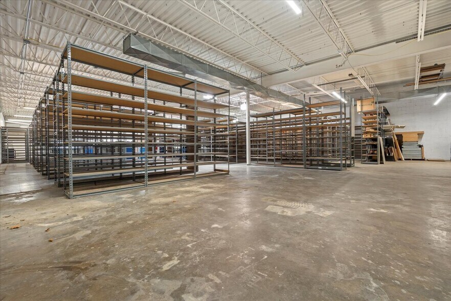 More Photos Of 516 Washington St, Ravenswood Freestanding For Lease