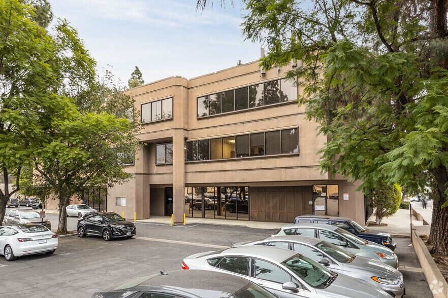 More Photos Of 16501 Sherman Way, Van Nuys Office For Lease