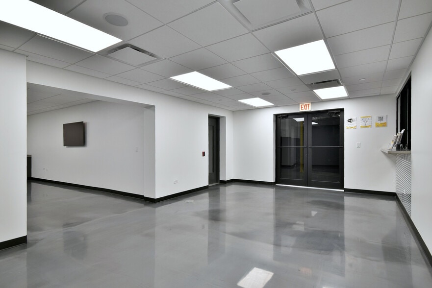 More Photos Of 6363 W 73rd St, Bedford Park Manufacturing For Lease