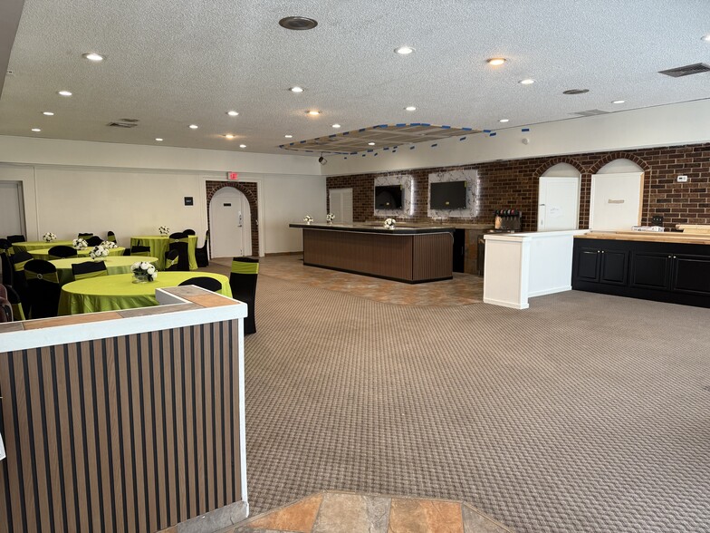 Primary Photo Of 8016 Arlington Expy, Jacksonville Hotel For Lease