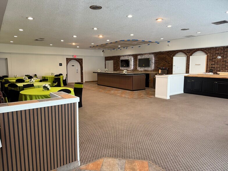 More Photos Of 8016 Arlington Expy, Jacksonville Hotel For Lease