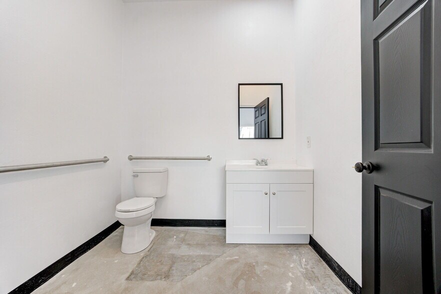 More Photos Of 1809 S Eastern Ave, Moore Auto Repair For Sale