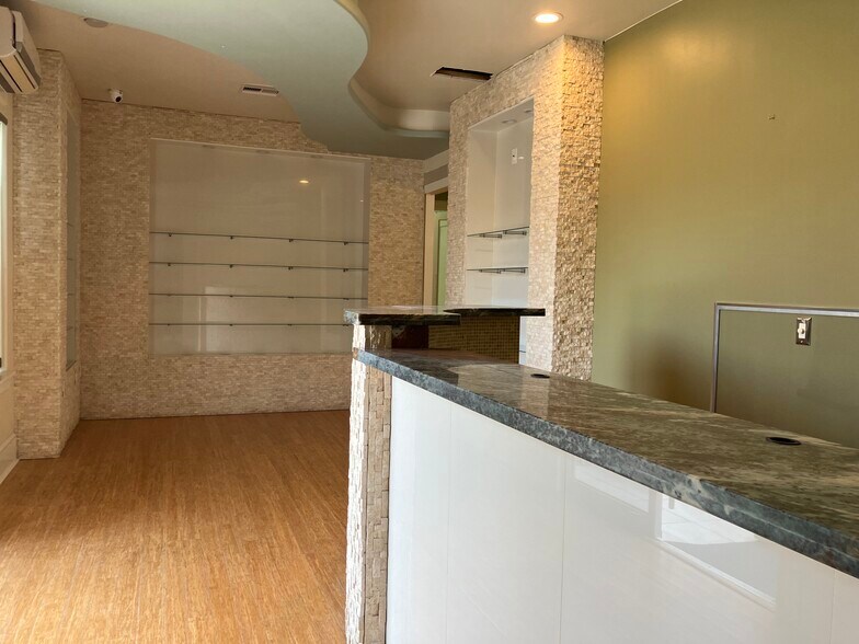 More Photos Of 5721 Winsome Ln, Houston Freestanding For Sale