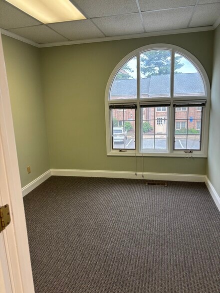 More Photos Of 7002 Evergreen Ct, Annandale Office For Lease