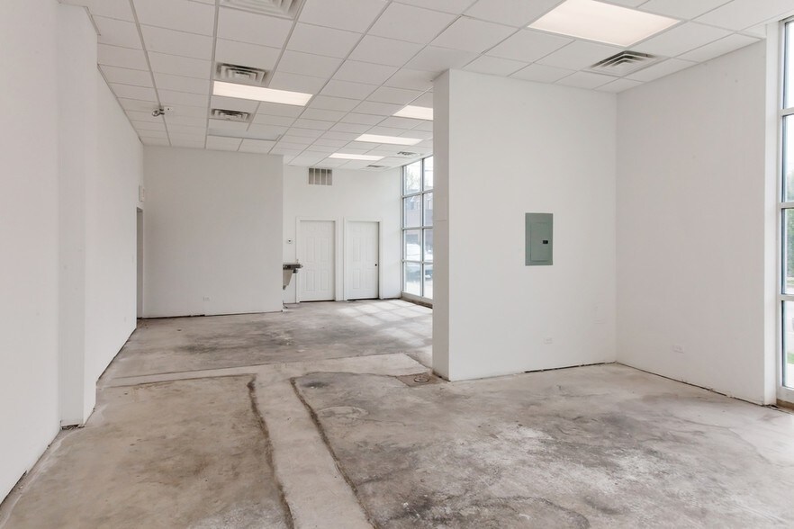 More Photos Of 1959 W Erie St, Chicago Storefront Retail Residential For Lease