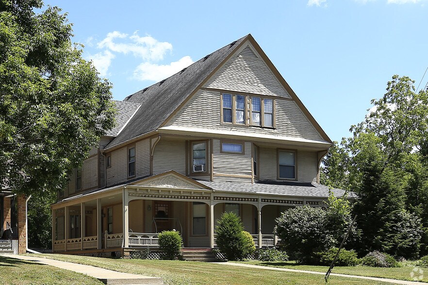 More Photos Of 755 Broadway Ave, Bedford Apartments For Sale