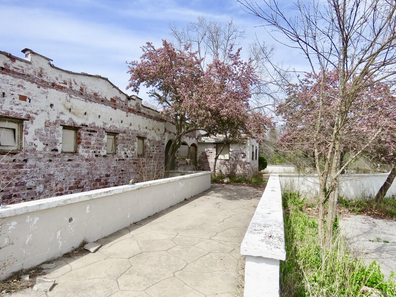 More Photos Of 101 Mark Twain Dr, Joplin Swimming Pool For Sale