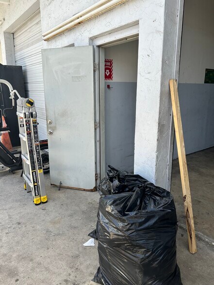 More Photos Of 5840-5846 Funston St, Hollywood Light Manufacturing For Lease