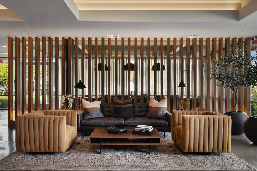 More Photos Of 3080 Airway Ave, Costa Mesa Showroom For Sale