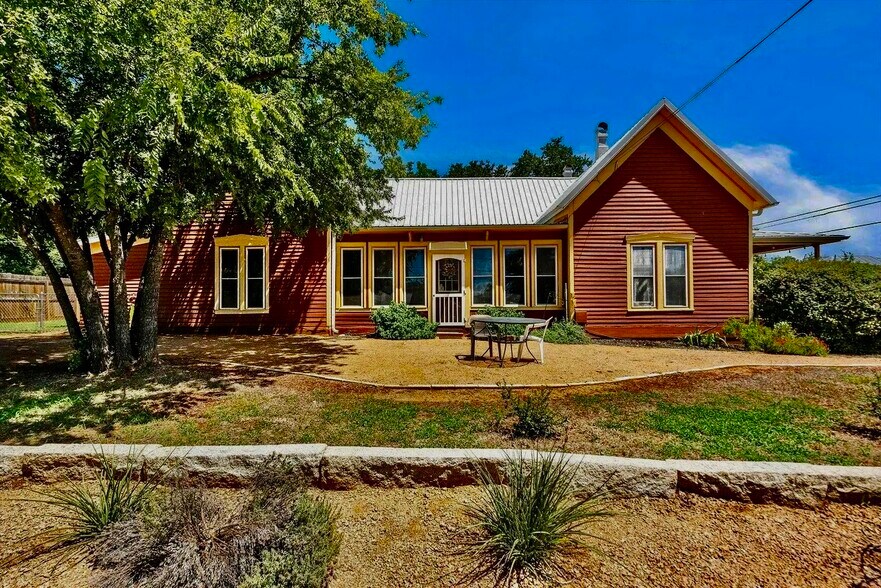 More Photos Of 1307 Wright St, Llano Freestanding For Sale