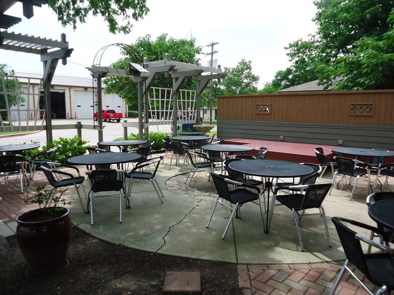 More Photos Of 105 Willis St, Leander Restaurant For Lease