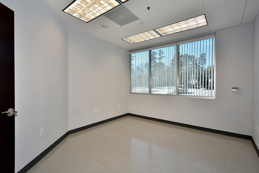 More Photos Of 114 Vision Park Blvd, Shenandoah Office For Sale