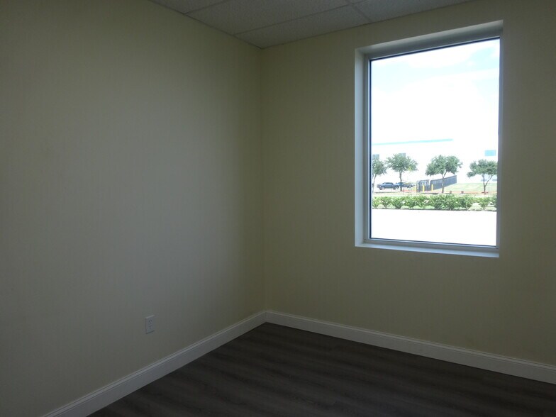 More Photos Of 500 Commerce Pky, Katy Warehouse For Lease