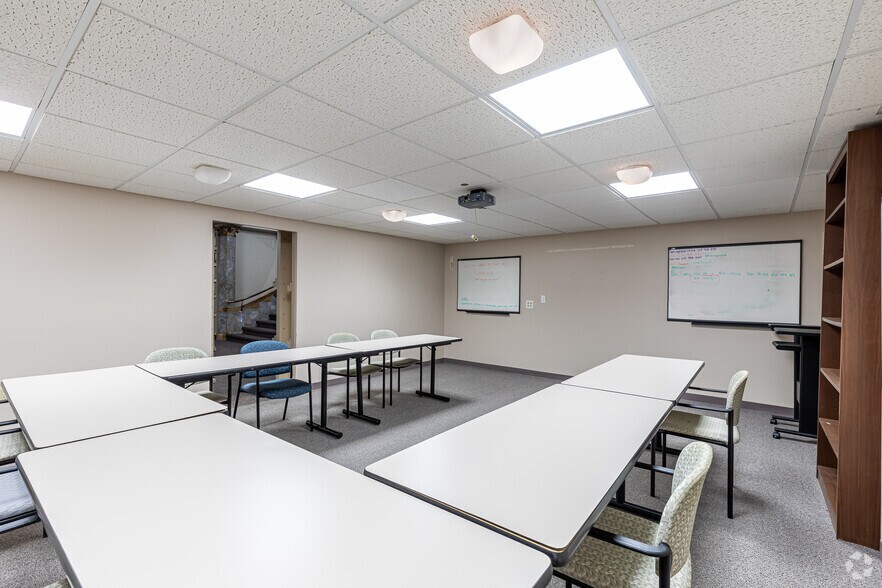 More Photos Of 1351 Main St, Springfield Office For Lease