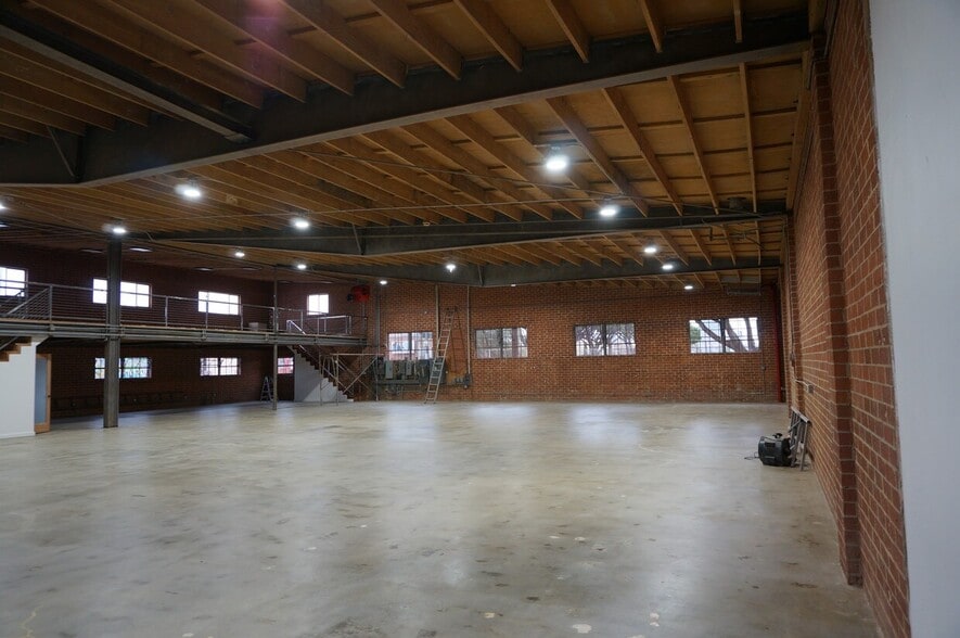 More Photos Of 1604 Venice Blvd, Los Angeles Showroom For Lease
