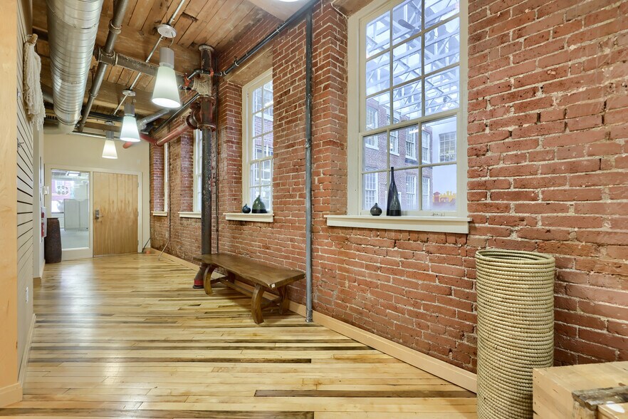 More Photos Of 704 Main St, Akron Flex For Sale
