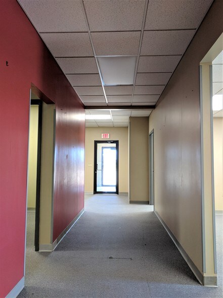 More Photos Of 901 W Main St, El Paso Office For Sale
