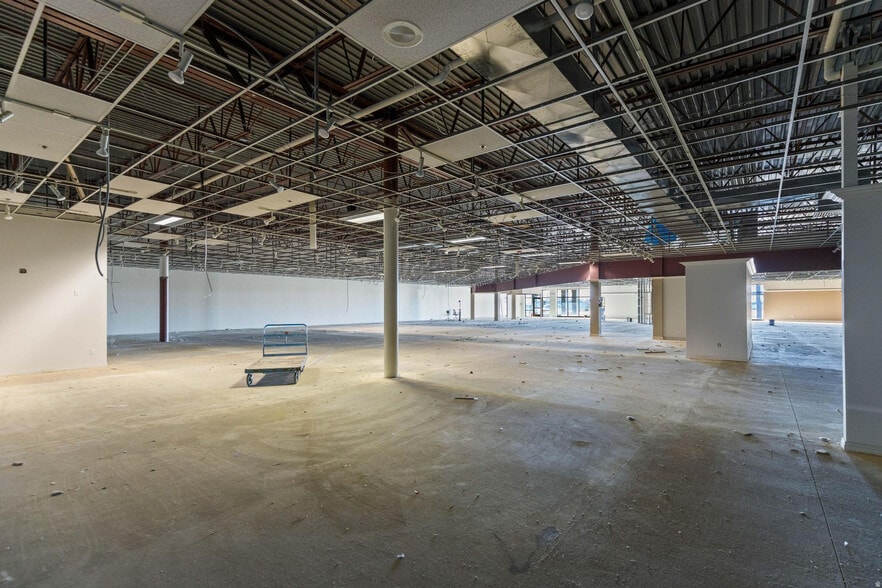 More Photos Of 1670 S Highway 165, Providence Storefront For Sale