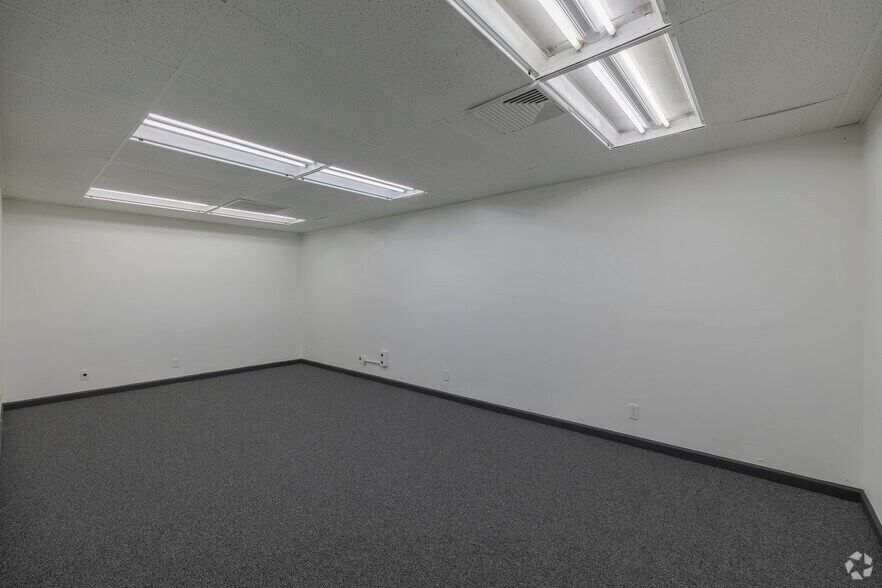 More Photos Of 1680 14th St, Oakland Warehouse For Lease