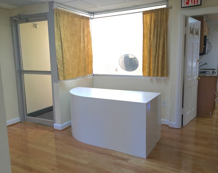 More Photos Of 2625 Connecticut Ave NW, Washington Storefront Retail Office For Lease