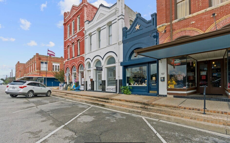More Photos Of 105 E San Antonio St, Lockhart Storefront Retail Office For Sale
