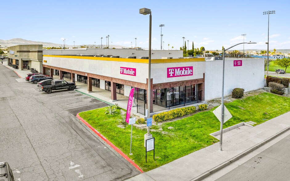 More Photos Of 1048-1072 Kern St, Taft Storefront Retail Office For Sale