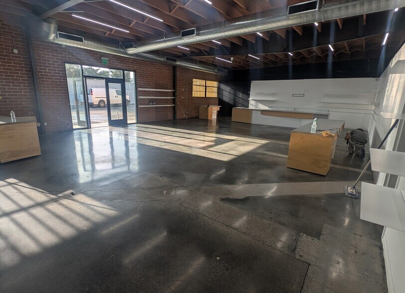 More Photos Of 2435 Military Ave, Los Angeles Office For Lease