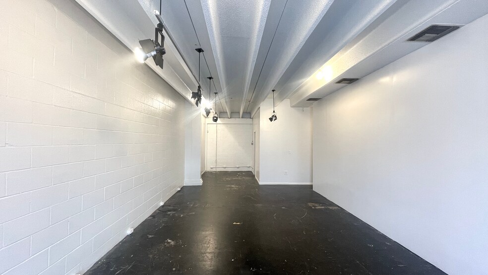 More Photos Of 7031 Ray Bon Dr, San Antonio Storefront Retail Office For Lease