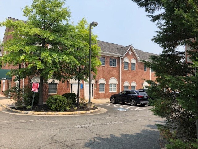 More Photos Of 722 Grant St, Herndon Medical For Sale