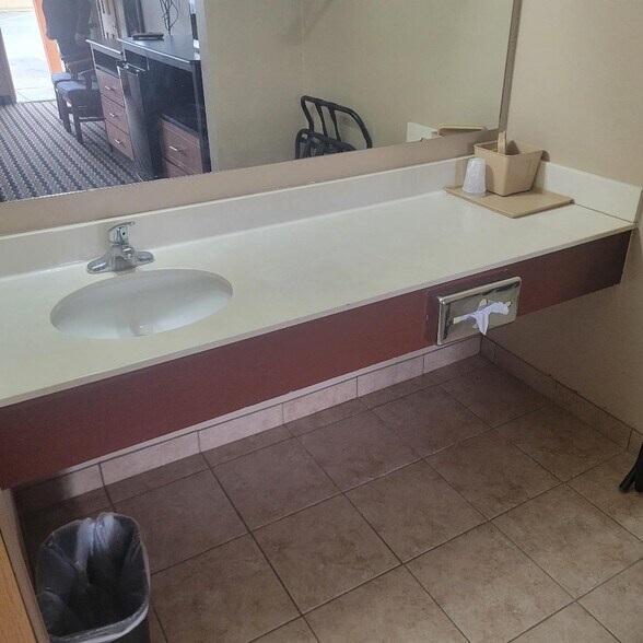 More Photos Of 1515 Blue Acres St, Crete Hotel For Sale