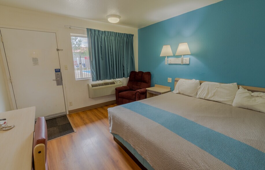 More Photos Of 1309 S Ohlman St, Mitchell Hotel For Sale