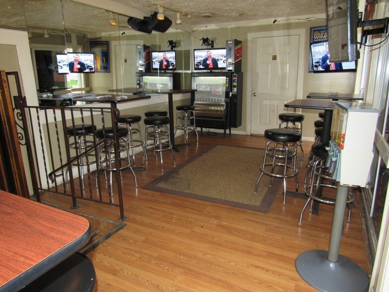 More Photos Of 451 N Main St, Akron Freestanding For Sale
