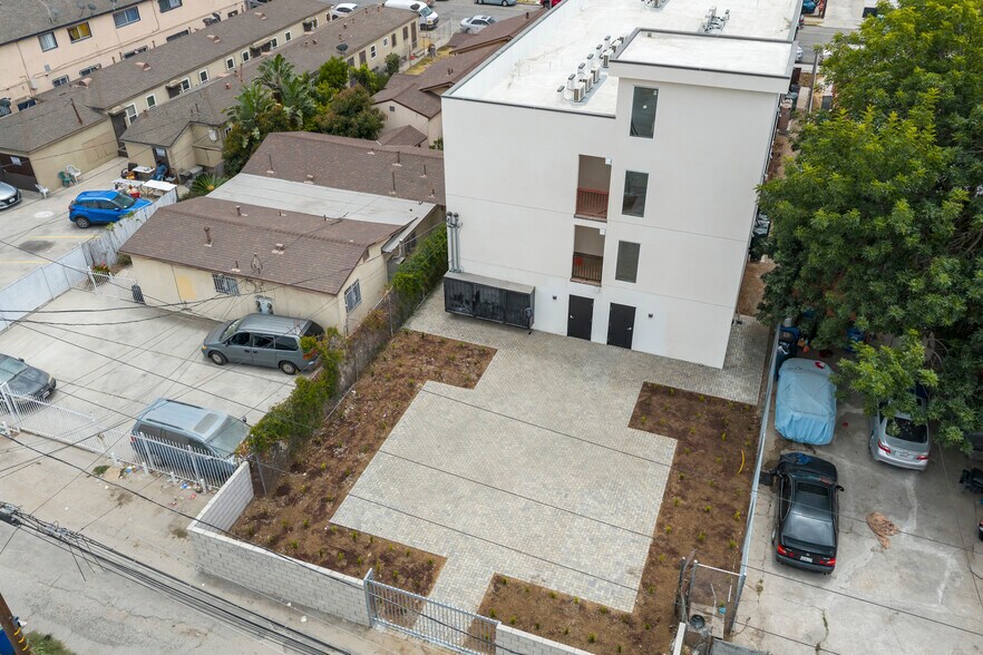 More Photos Of 833 W 84th St, Los Angeles Apartments For Sale