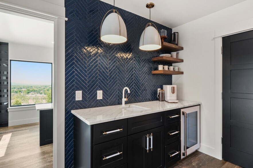 More Photos Of 602 Steve Hawkins Pky, Marble Falls Storefront Retail Office For Sale