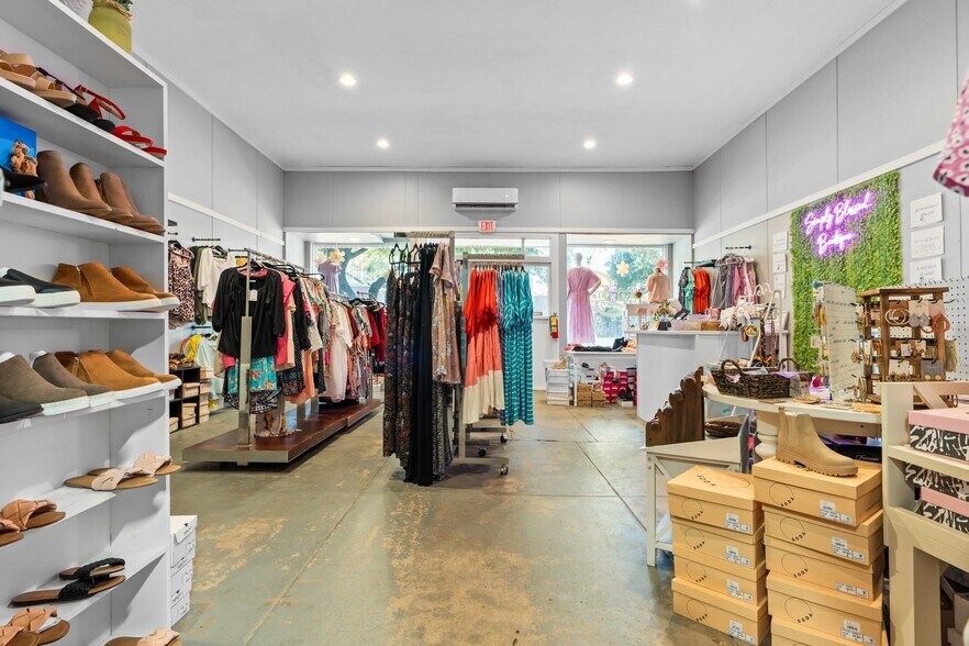 More Photos Of 104 W Elm St, Hillsboro Storefront Retail Office For Lease