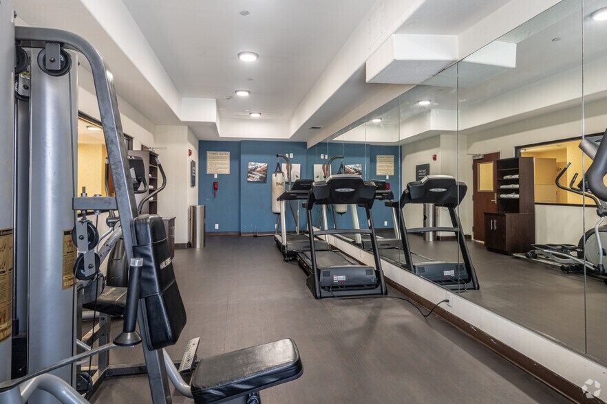 More Photos Of 9120 Airport Blvd, Houston Hotel For Sale