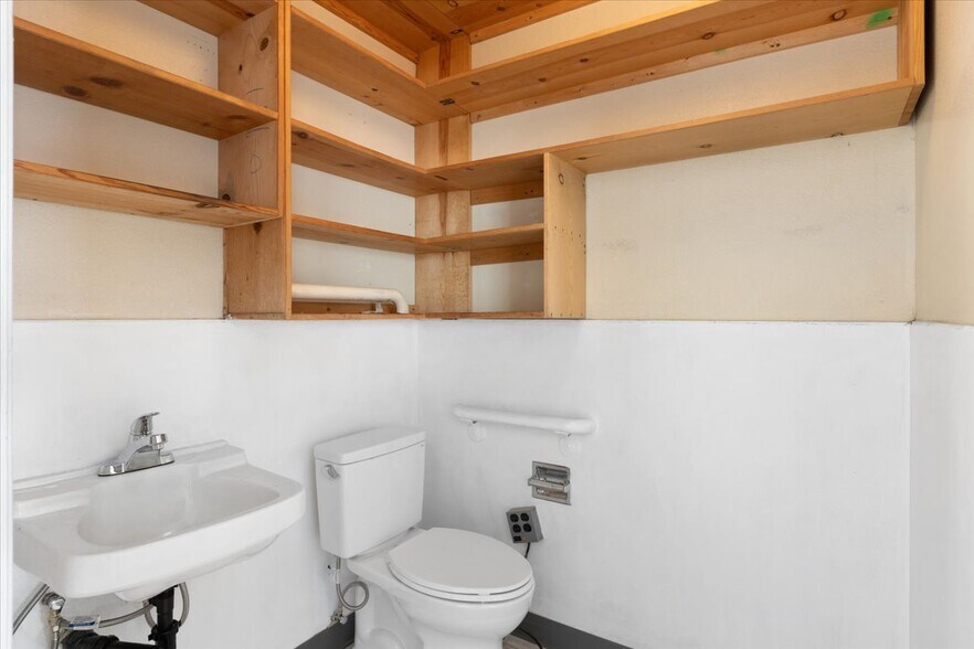 More Photos Of 239 W Washington Ave, Escondido General Retail For Sale