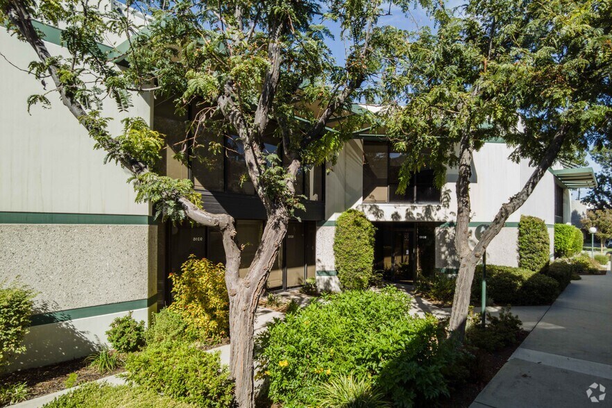 More Photos Of 9304-9320 Deering Ave, Chatsworth Warehouse For Lease