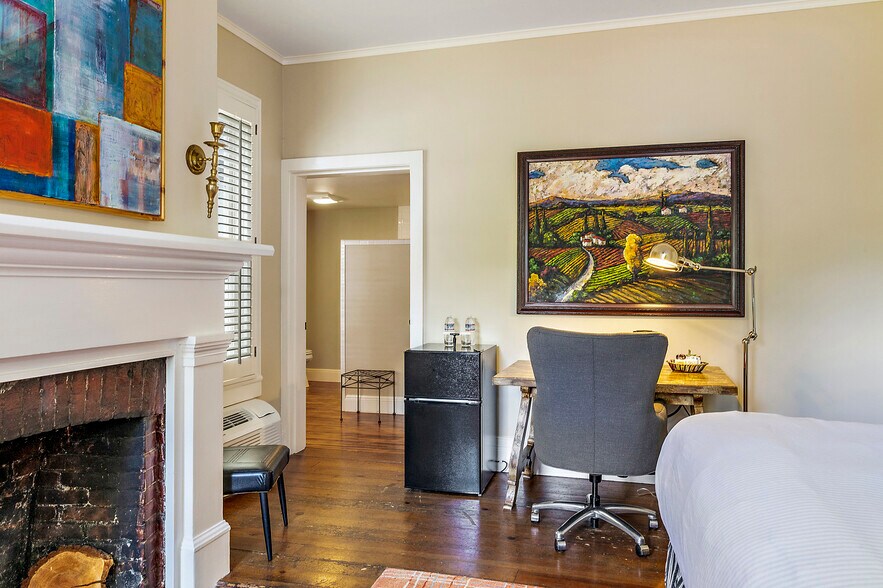 More Photos Of 240 E California St, Jacksonville Hotel For Sale