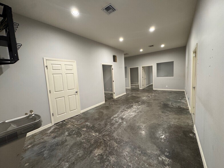 More Photos Of 2415 N Albany Ave, Tampa Flex For Lease