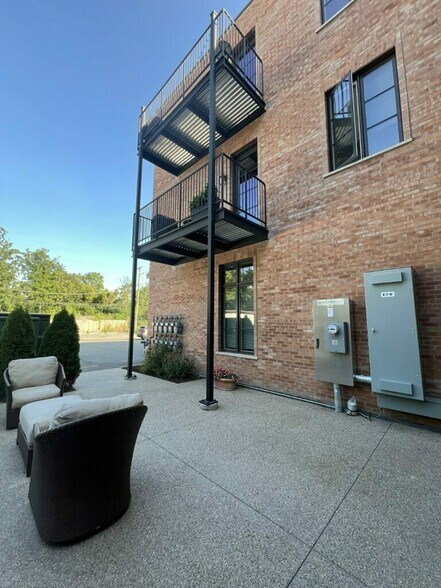 More Photos Of 1401 N Western Ave, Lake Forest Apartments For Sale