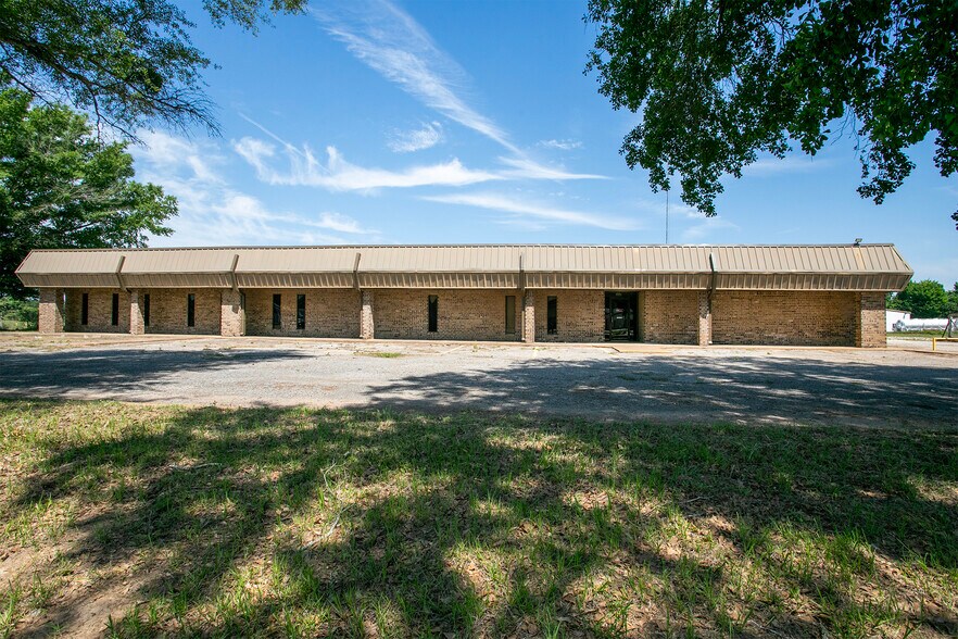 More Photos Of 5425 W Oak St, Palestine Flex For Lease