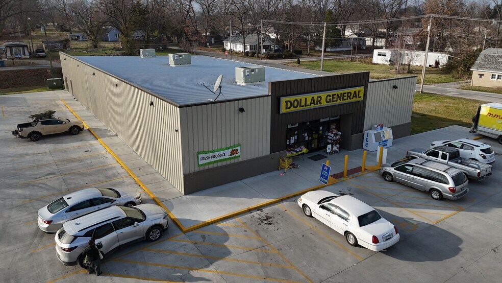 More Photos Of 905 Victor st, Christopher Convenience Store For Sale